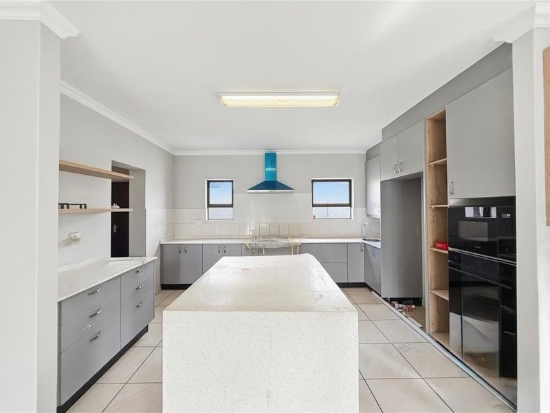 Elegant Family Living on a Generous Stand in Secure Cedar Creek Estate - Photo 3