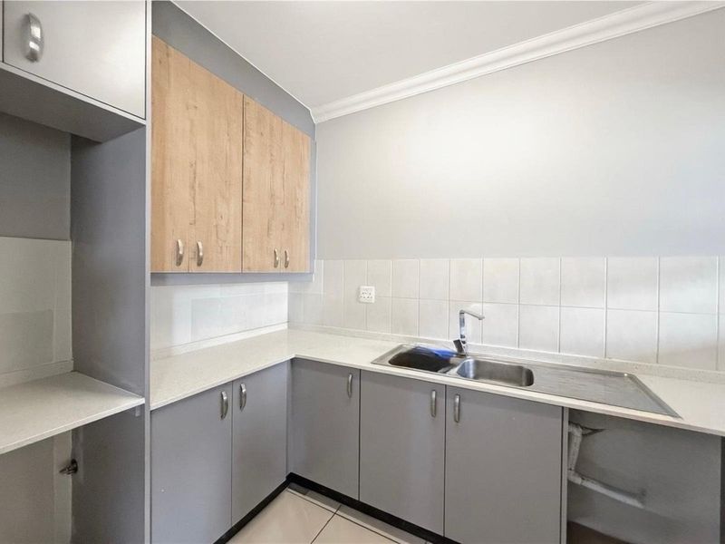 Elegant Family Living on a Generous Stand in Secure Cedar Creek Estate - Photo 7