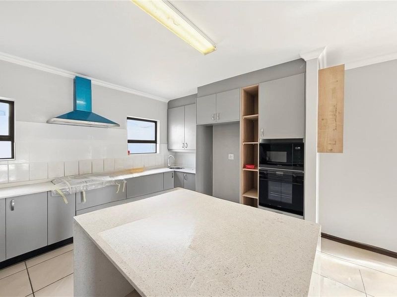 Elegant Family Living on a Generous Stand in Secure Cedar Creek Estate - Photo 5