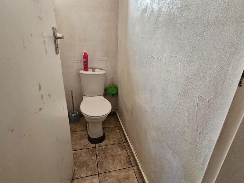 SPACIOUS BRIGHT, NEAT  1.5 or 2 BED APARTMENT - Photo 10