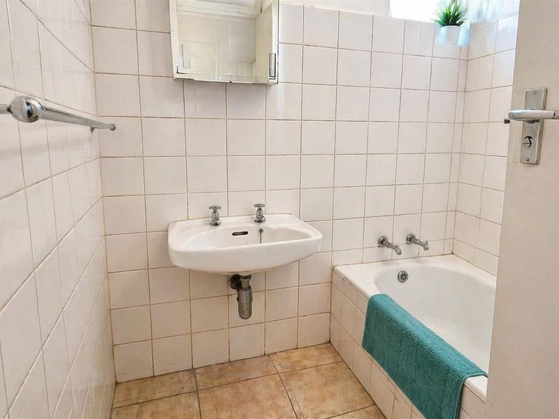 SPACIOUS BRIGHT, NEAT  1.5 or 2 BED APARTMENT - Photo 9