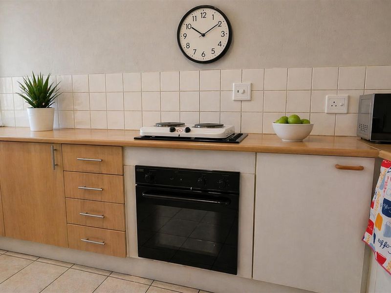 SPACIOUS BRIGHT, NEAT  1.5 or 2 BED APARTMENT - Photo 3