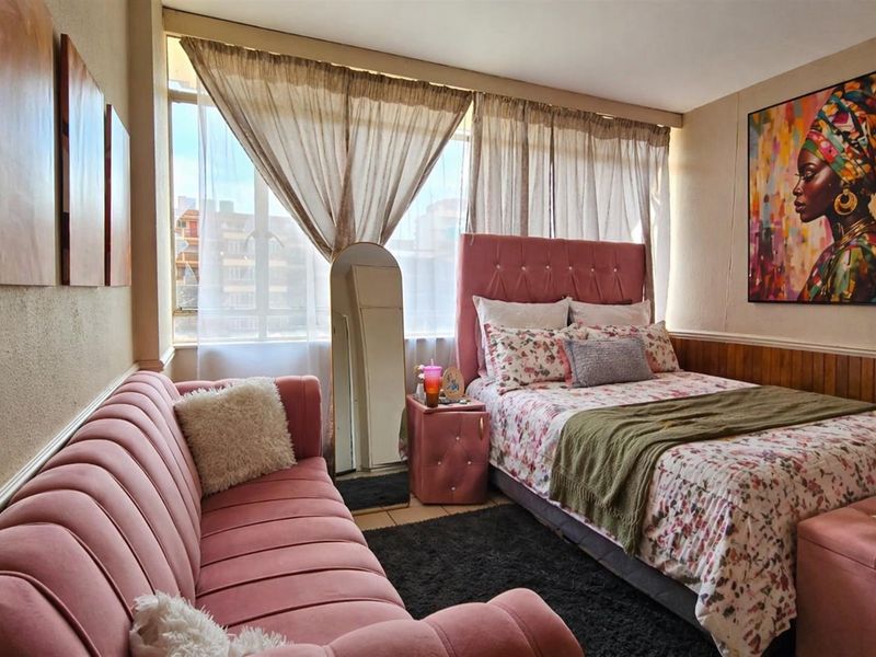 SPACIOUS BRIGHT, NEAT  1.5 or 2 BED APARTMENT - Photo 7