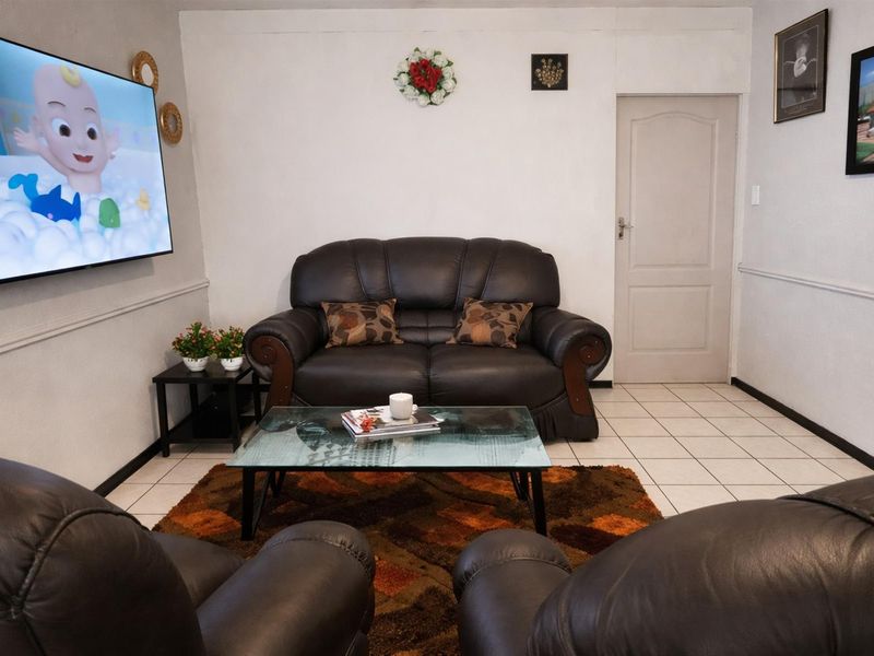 SPACIOUS BRIGHT, NEAT  1.5 or 2 BED APARTMENT - Photo 4