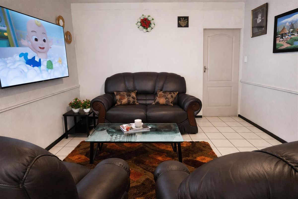 SPACIOUS BRIGHT, NEAT  1.5 or 2 BED APARTMENT - Photo 4