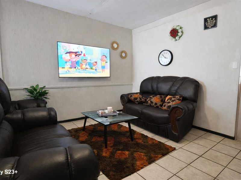 SPACIOUS BRIGHT, NEAT  1.5 or 2 BED APARTMENT - Photo 5