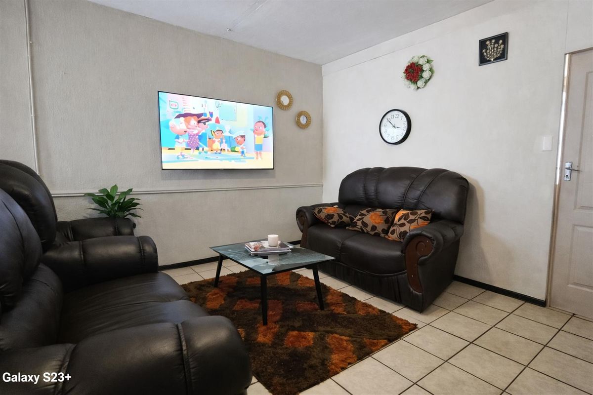 SPACIOUS BRIGHT, NEAT  1.5 or 2 BED APARTMENT - Photo 5