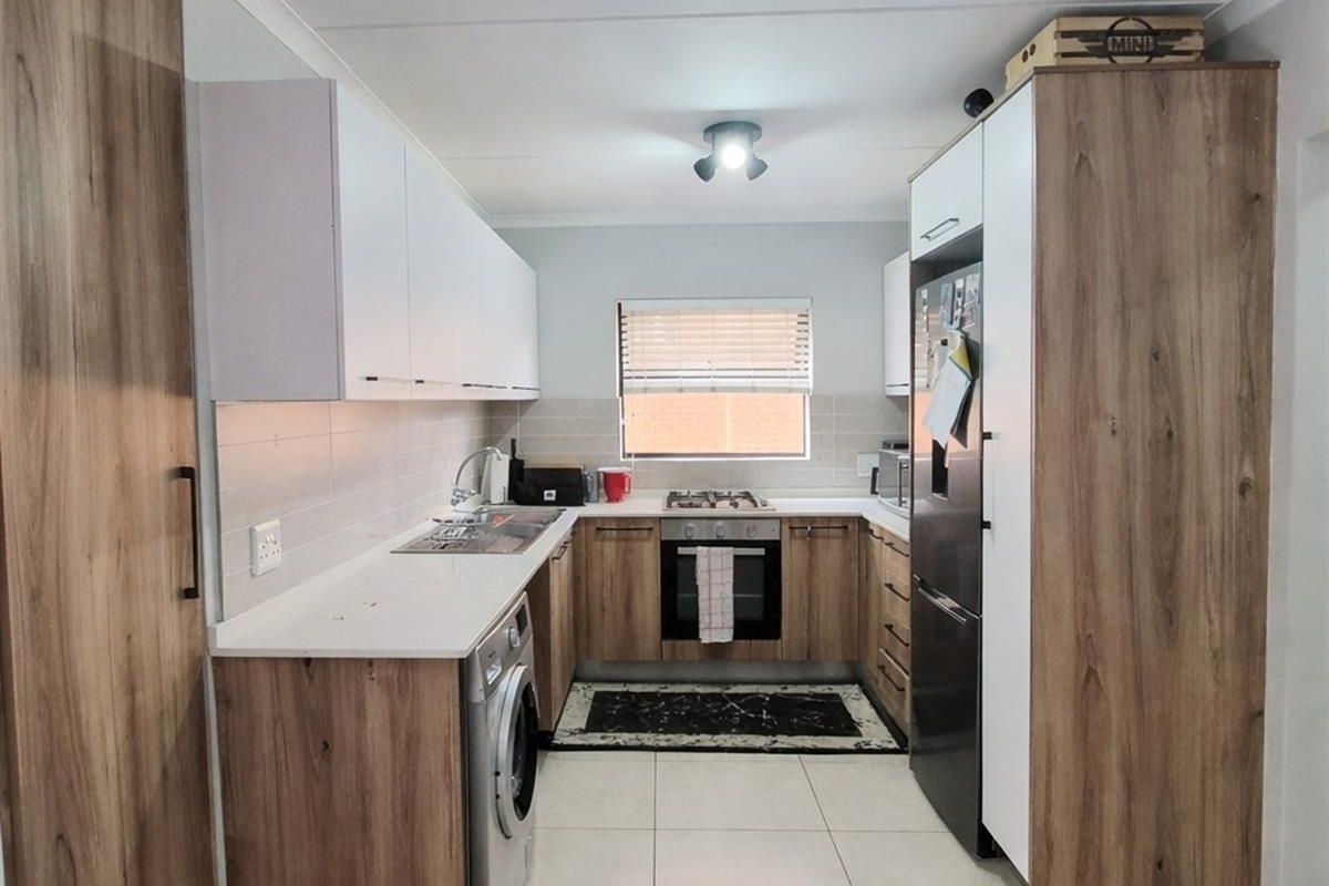 Modern Lifestyle Living in Sought-After Founders Hill, Modderfontein - Photo 3