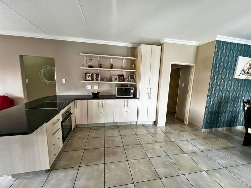 3 Bedroom House for Sale in Monavoni, Centurion - Photo 2