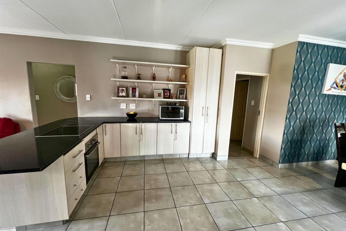 3 Bedroom House for Sale in Monavoni, Centurion - Photo 2