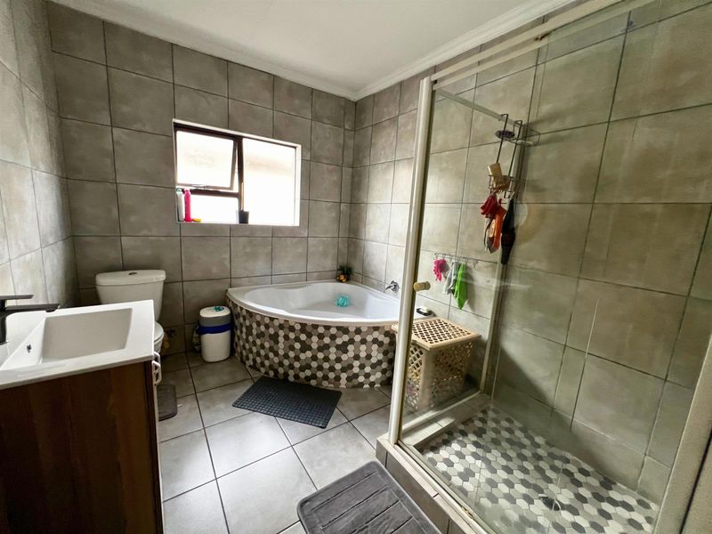 3 Bedroom House for Sale in Monavoni, Centurion - Photo 9