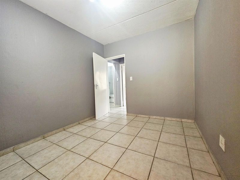 Ground floor 3 bedroom 2 bathroom apartment with private garden to rent in Midrand - Photo 9