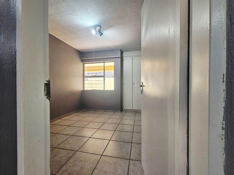Ground floor 3 bedroom 2 bathroom apartment with private garden to rent in Midrand - Photo 8