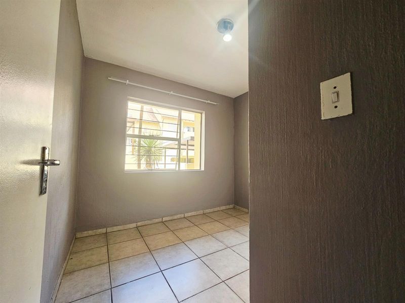 Ground floor 3 bedroom 2 bathroom apartment with private garden to rent in Midrand - Photo 6