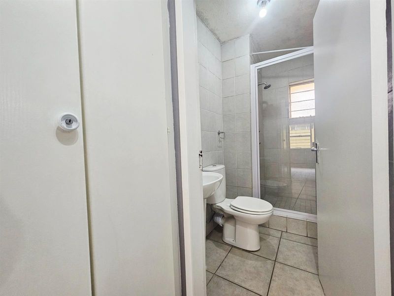 Ground floor 3 bedroom 2 bathroom apartment with private garden to rent in Midrand - Photo 10