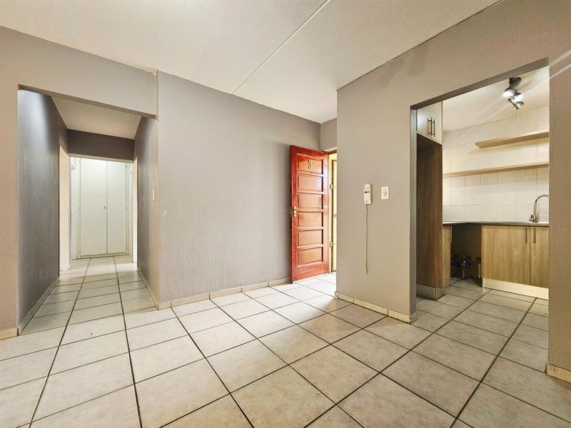 Ground floor 3 bedroom 2 bathroom apartment with private garden to rent in Midrand - Photo 3