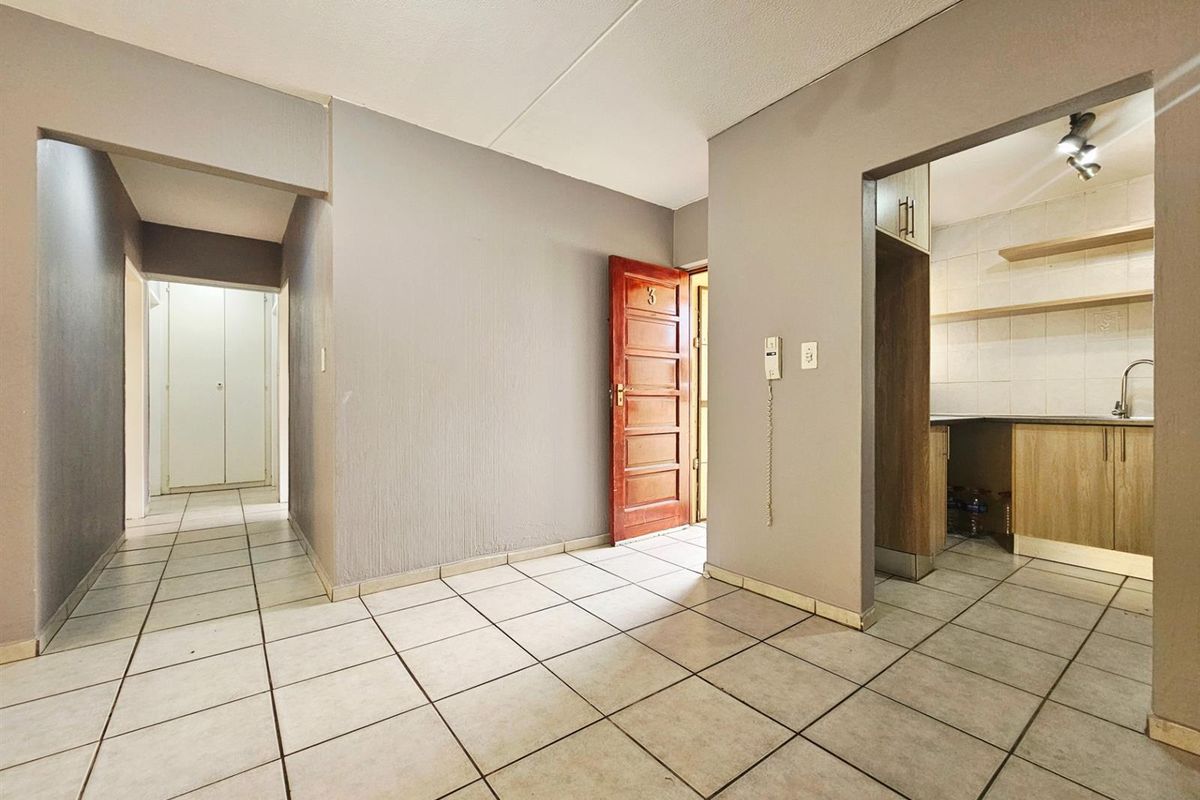 Ground floor 3 bedroom 2 bathroom apartment with private garden to rent in Midrand - Photo 3