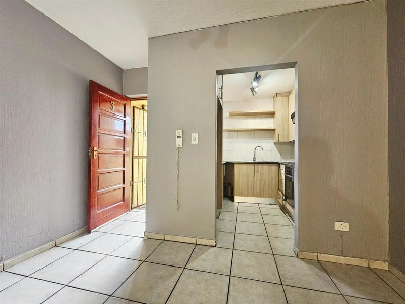 Ground floor 3 bedroom 2 bathroom apartment with private garden to rent in Midrand - Photo 2