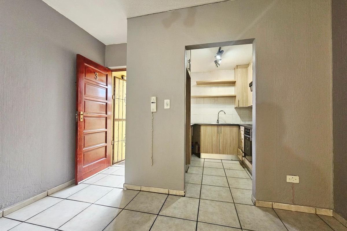 Ground floor 3 bedroom 2 bathroom apartment with private garden to rent in Midrand - Photo 2