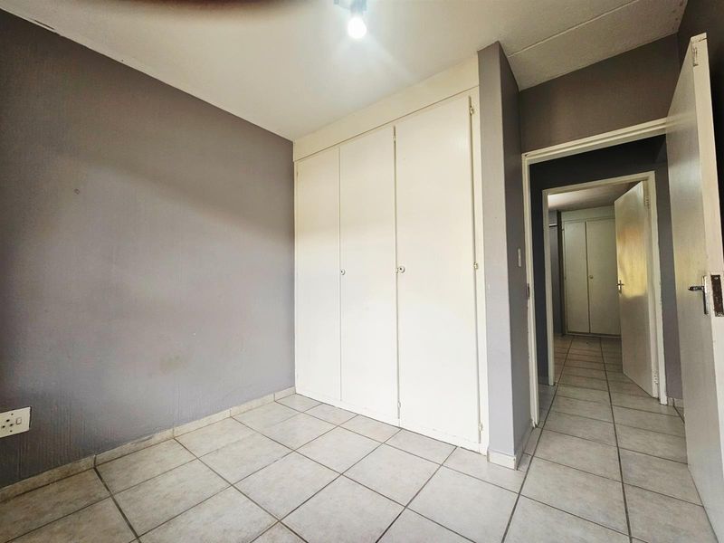 Ground floor 3 bedroom 2 bathroom apartment with private garden to rent in Midrand - Photo 5