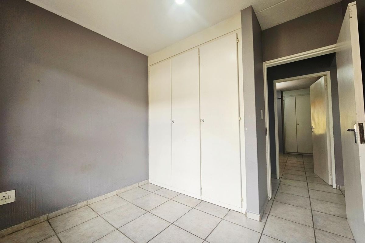 Ground floor 3 bedroom 2 bathroom apartment with private garden to rent in Midrand - Photo 5