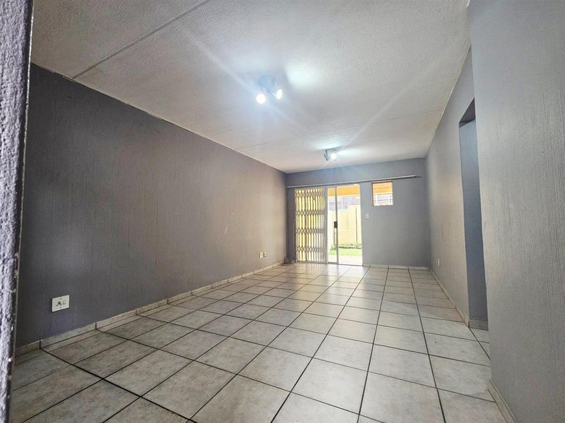 Ground floor 3 bedroom 2 bathroom apartment with private garden to rent in Midrand - Photo 4