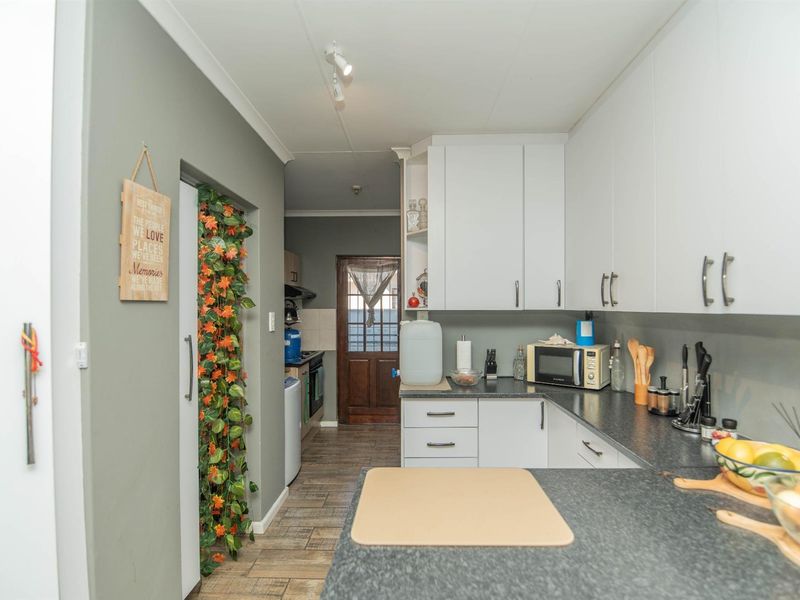 Neat, Cozy, Move In Ready Home in Parsons Vlei - Photo 6