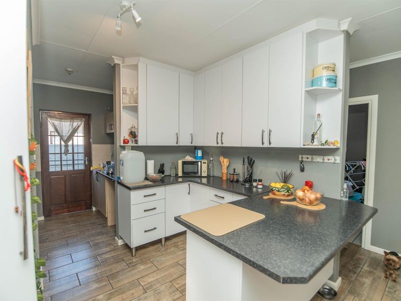 Neat, Cozy, Move In Ready Home in Parsons Vlei - Photo 5