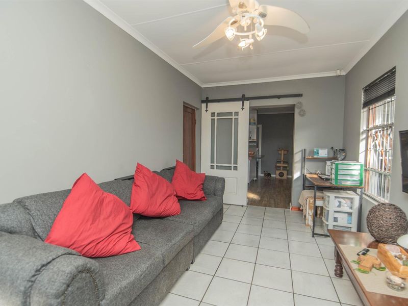 Neat, Cozy, Move In Ready Home in Parsons Vlei - Photo 2