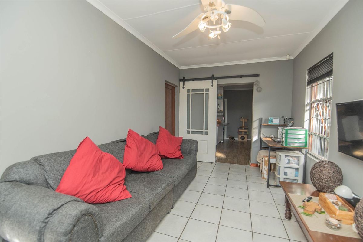 Neat, Cozy, Move In Ready Home in Parsons Vlei - Photo 2