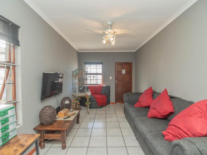 Neat, Cozy, Move In Ready Home in Parsons Vlei - Photo 3