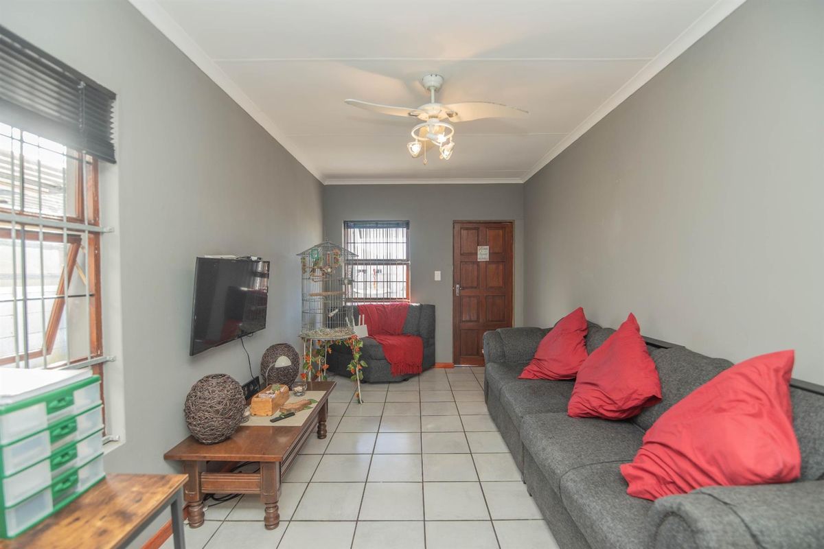 Neat, Cozy, Move In Ready Home in Parsons Vlei - Photo 3