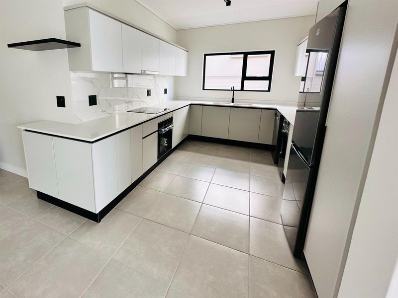 BEACHSIDE LIVING IN THE HEART OF GAUTENG - Photo 4