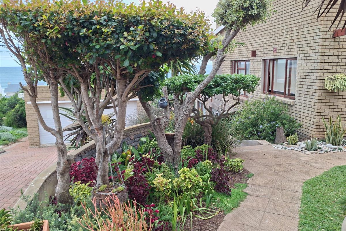 A Coastal Retreat That Offers More - Photo 4