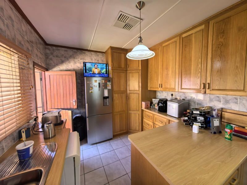 Your 4 Bedroom Sanctuary of Comfort and Modern Living in Carters Glen, Kimberley - Photo 2