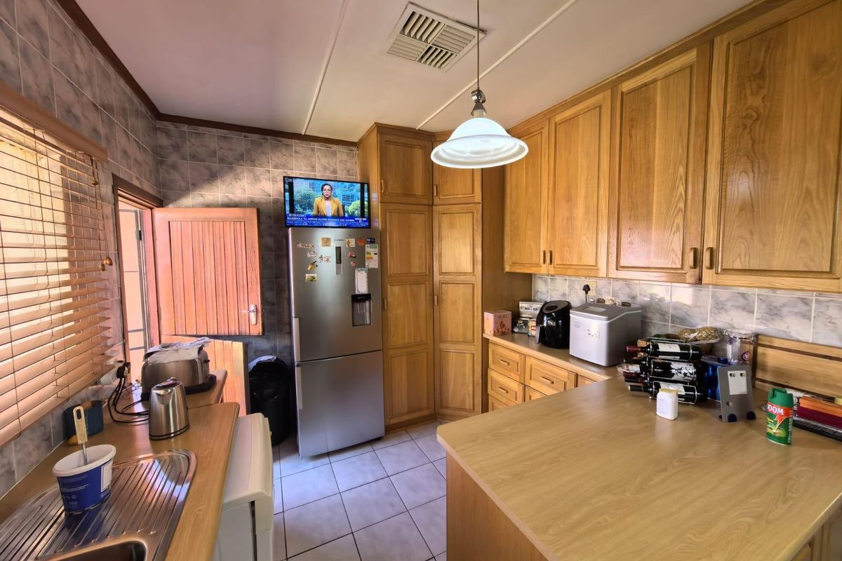 Your 4 Bedroom Sanctuary of Comfort and Modern Living in Carters Glen, Kimberley - Photo 2