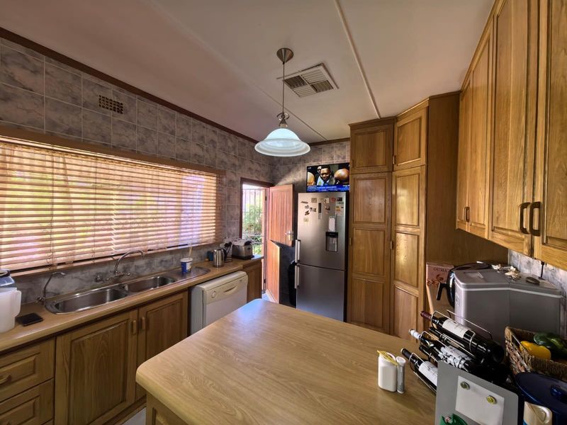 Your 4 Bedroom Sanctuary of Comfort and Modern Living in Carters Glen, Kimberley - Photo 3