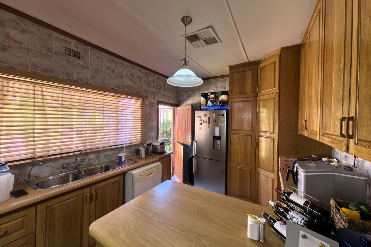 Your 4 Bedroom Sanctuary of Comfort and Modern Living in Carters Glen, Kimberley - Photo 3