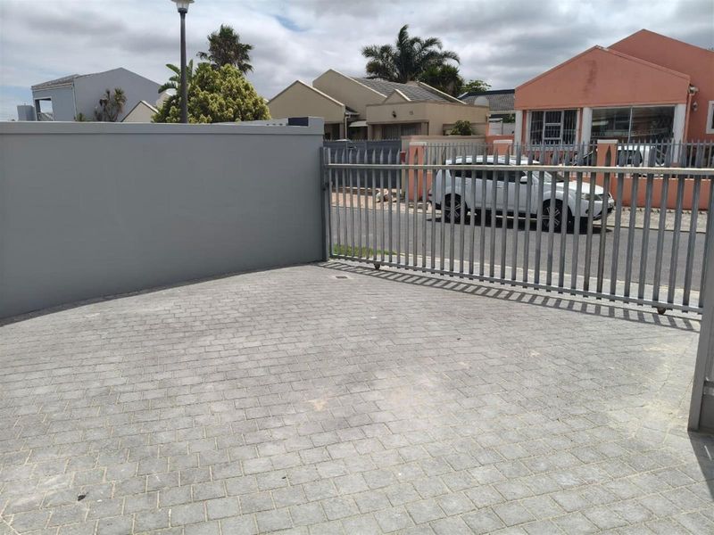 2 Bedroom, 2 Bathroom Renovated Home - Available 15 May 2026 - Photo 2