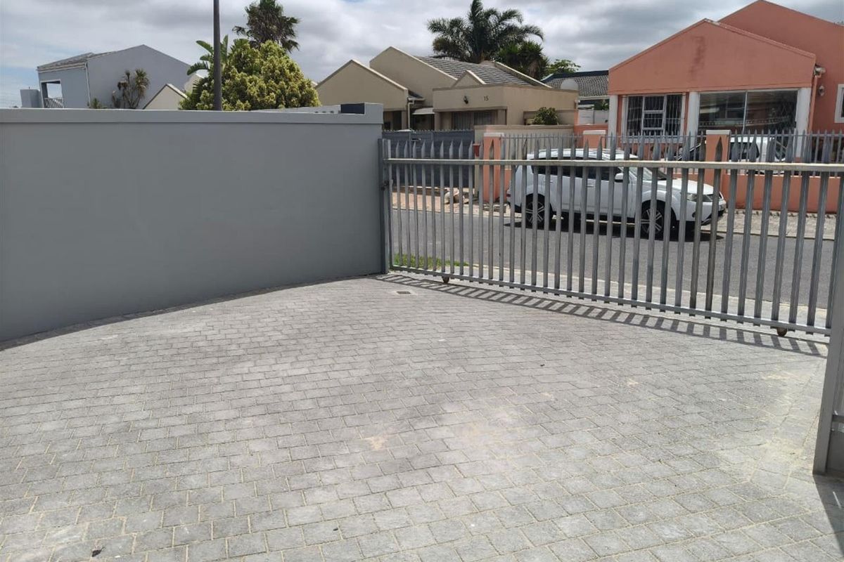 2 Bedroom, 2 Bathroom Renovated Home - Available 15 May 2026 - Photo 2