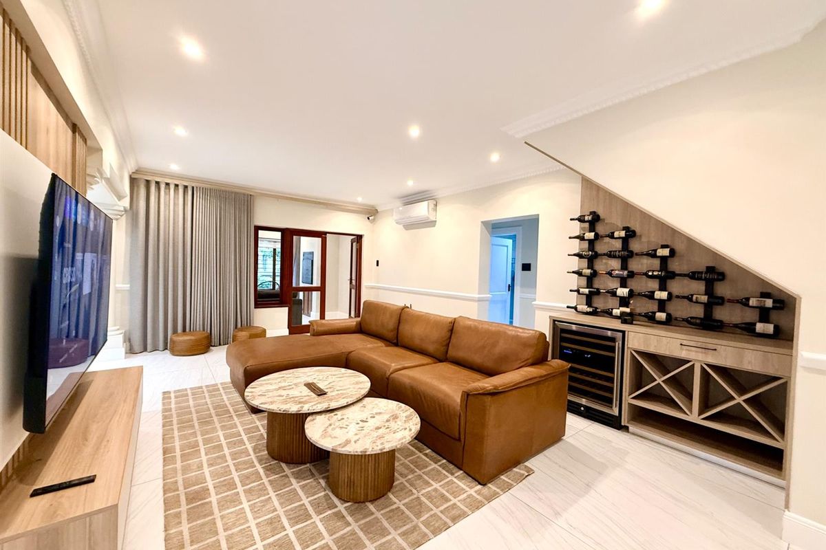 Exquisitely furnished duplex apartment in a secure complex in Hyde Park for Rent - Photo 3