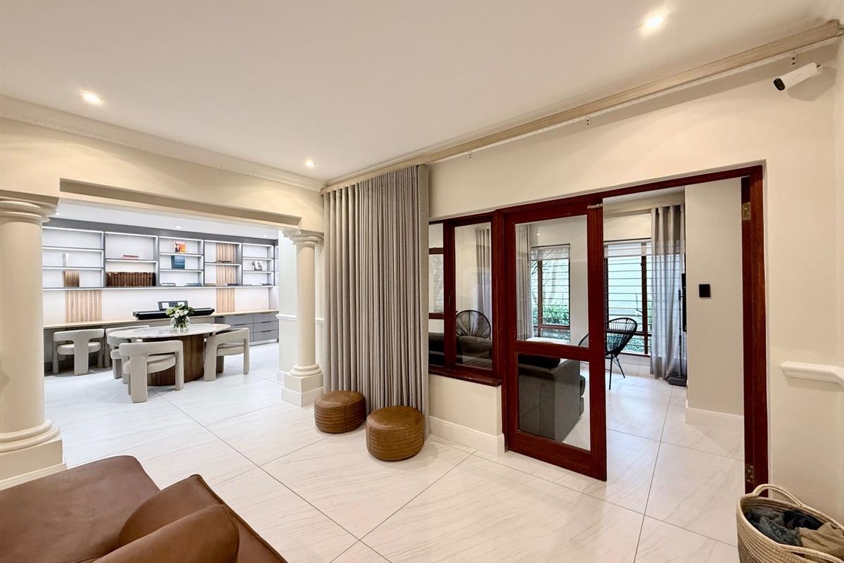Exquisitely furnished duplex apartment in a secure complex in Hyde Park for Rent - Photo 5