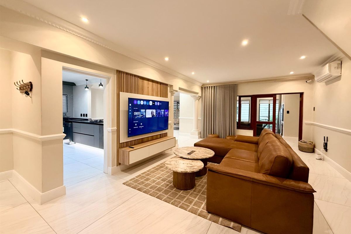 Exquisitely furnished duplex apartment in a secure complex in Hyde Park for Rent - Photo 4