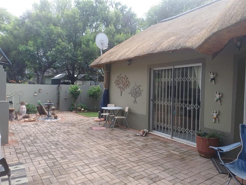 Beautiful Retirement home for sale in the wonderful "Die Oog Retirement Estate". - Photo 6