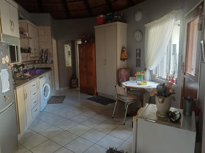 Beautiful Retirement home for sale in the wonderful "Die Oog Retirement Estate". - Photo 10