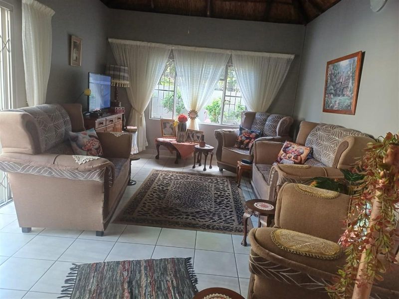 Beautiful Retirement home for sale in the wonderful "Die Oog Retirement Estate". - Photo 8