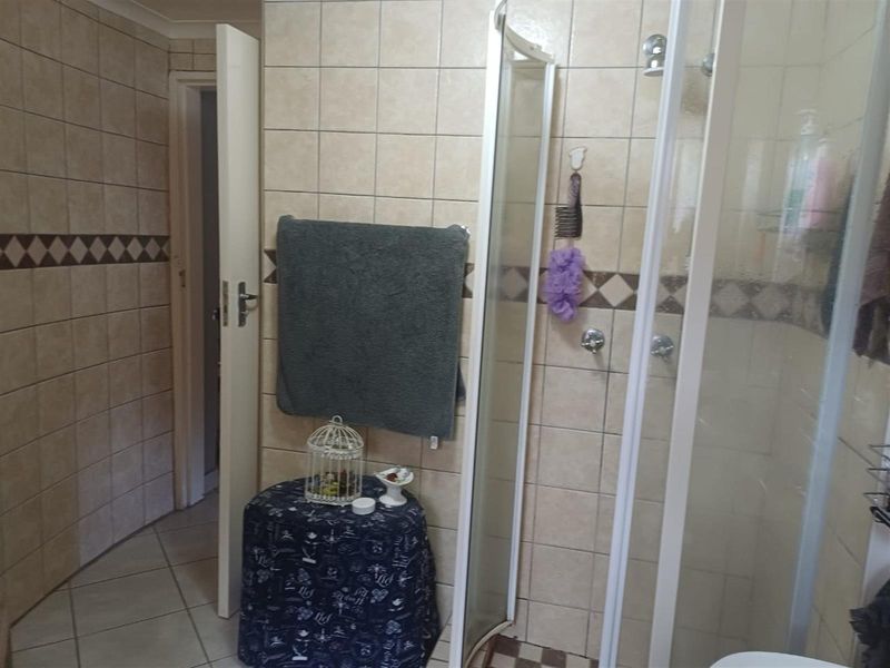 Beautiful Retirement home for sale in the wonderful "Die Oog Retirement Estate". - Photo 2