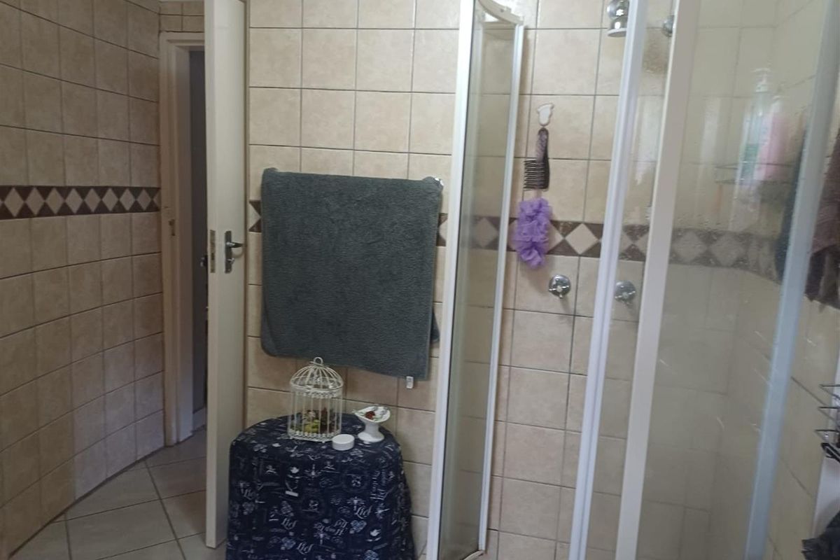 Beautiful Retirement home for sale in the wonderful "Die Oog Retirement Estate". - Photo 2