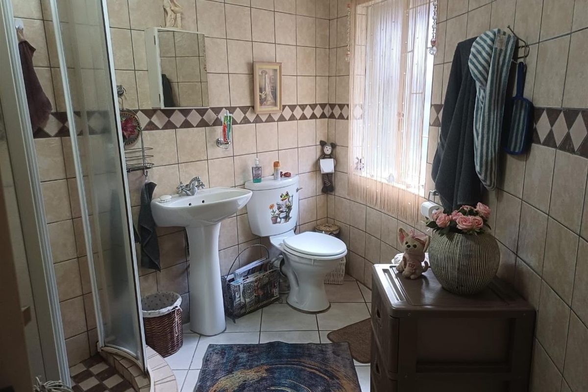 Beautiful Retirement home for sale in the wonderful "Die Oog Retirement Estate". - Photo 3