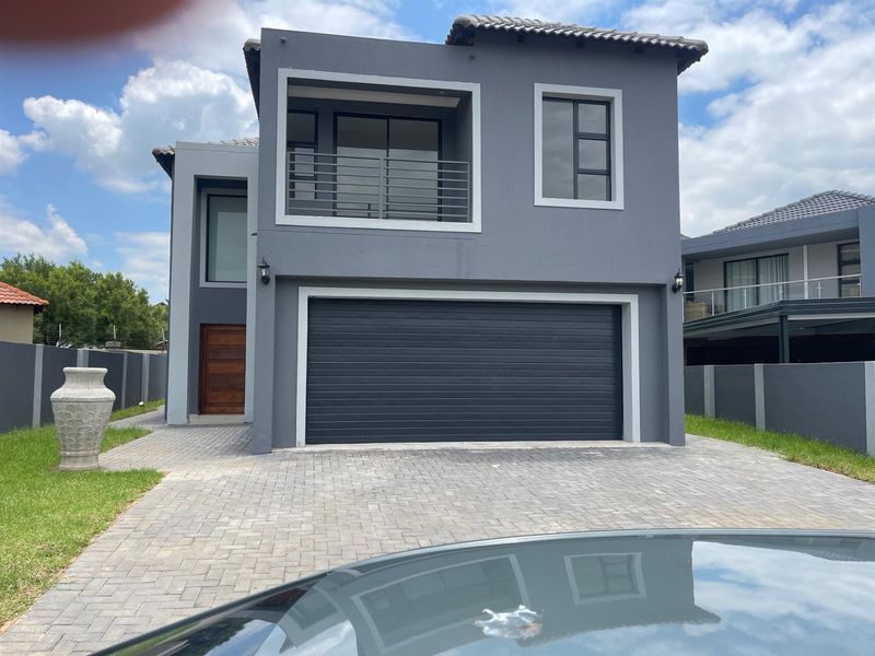 3 Bedroom 2 bathroom property in Gateway Manor,Hartebeespoort for sale!!! - Photo 1